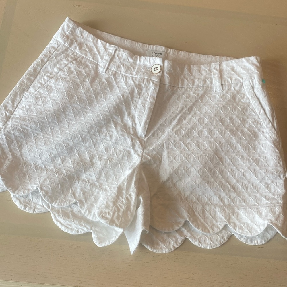 Crown & ivy Shelby scalloped shorts